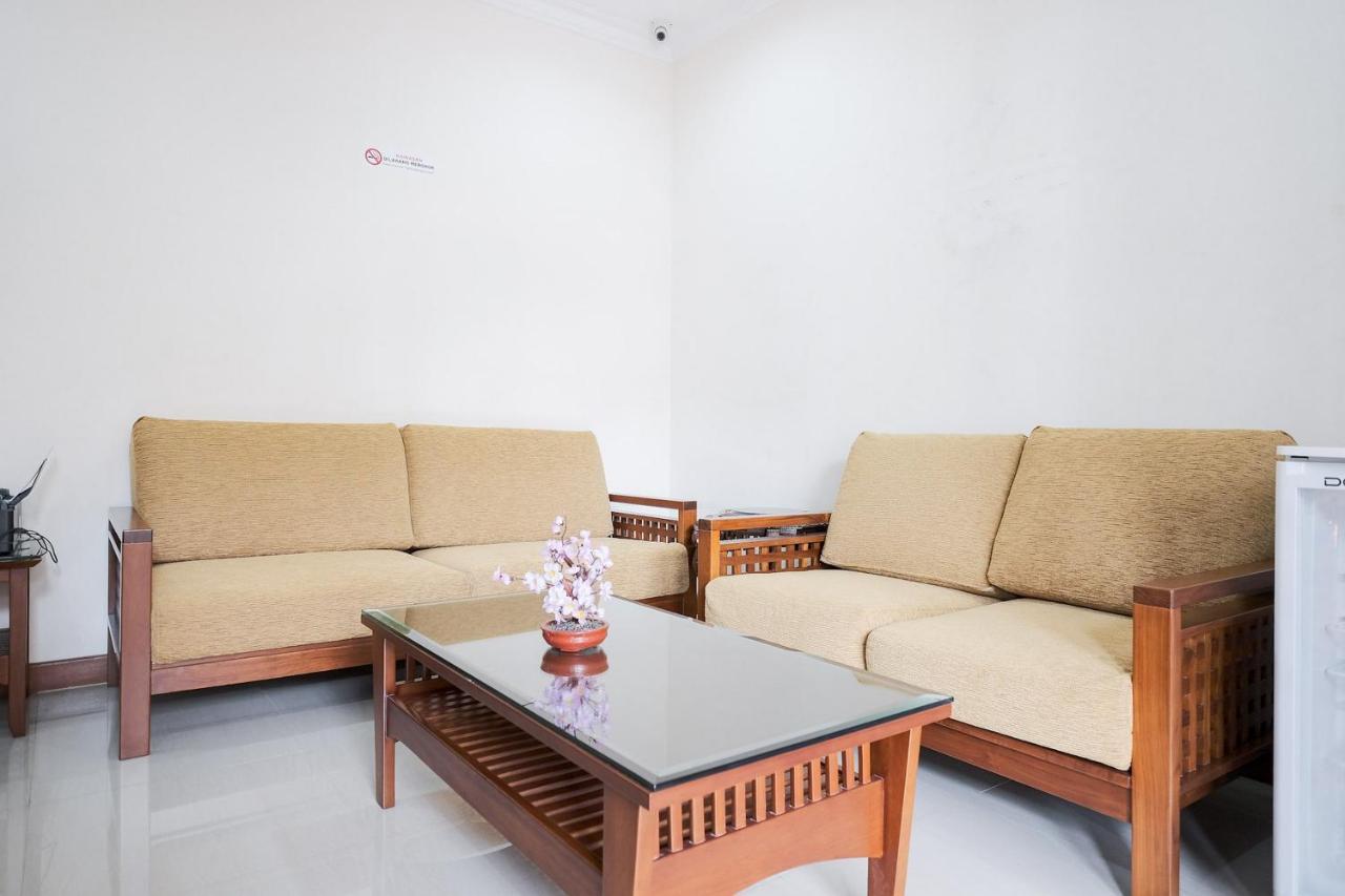 Wisma Delapan Mitra Reddoorz Джакарта Екстер'єр фото