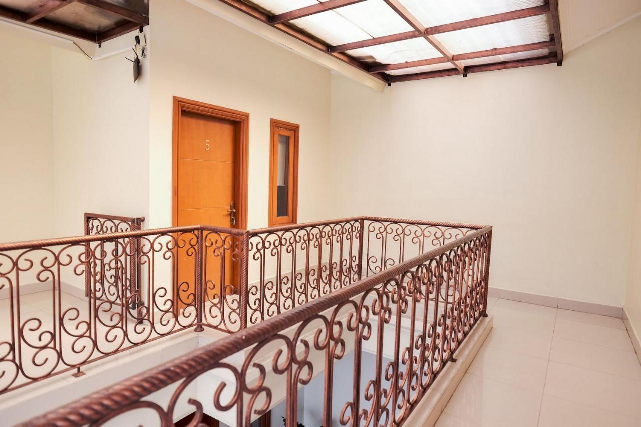 Wisma Delapan Mitra Reddoorz Джакарта Екстер'єр фото
