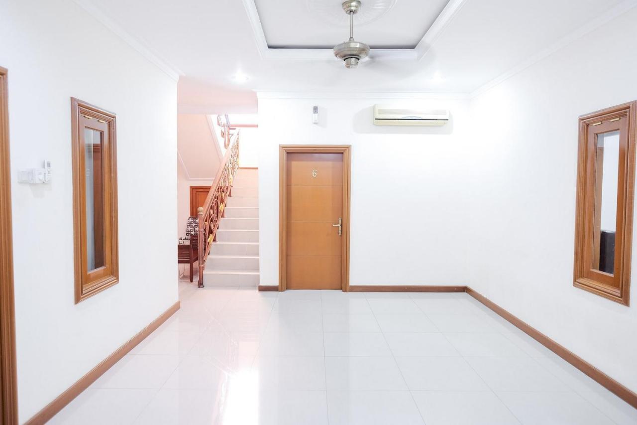 Wisma Delapan Mitra Reddoorz Джакарта Екстер'єр фото