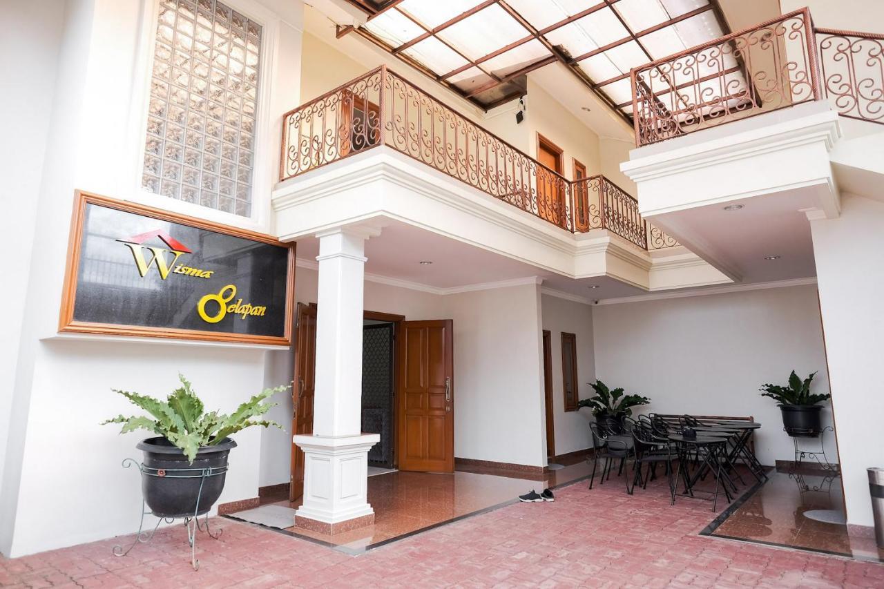 Wisma Delapan Mitra Reddoorz Джакарта Екстер'єр фото