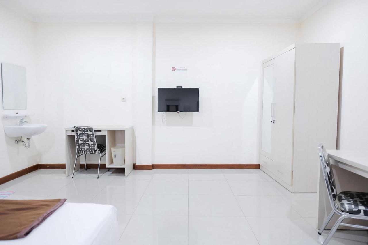 Wisma Delapan Mitra Reddoorz Джакарта Екстер'єр фото