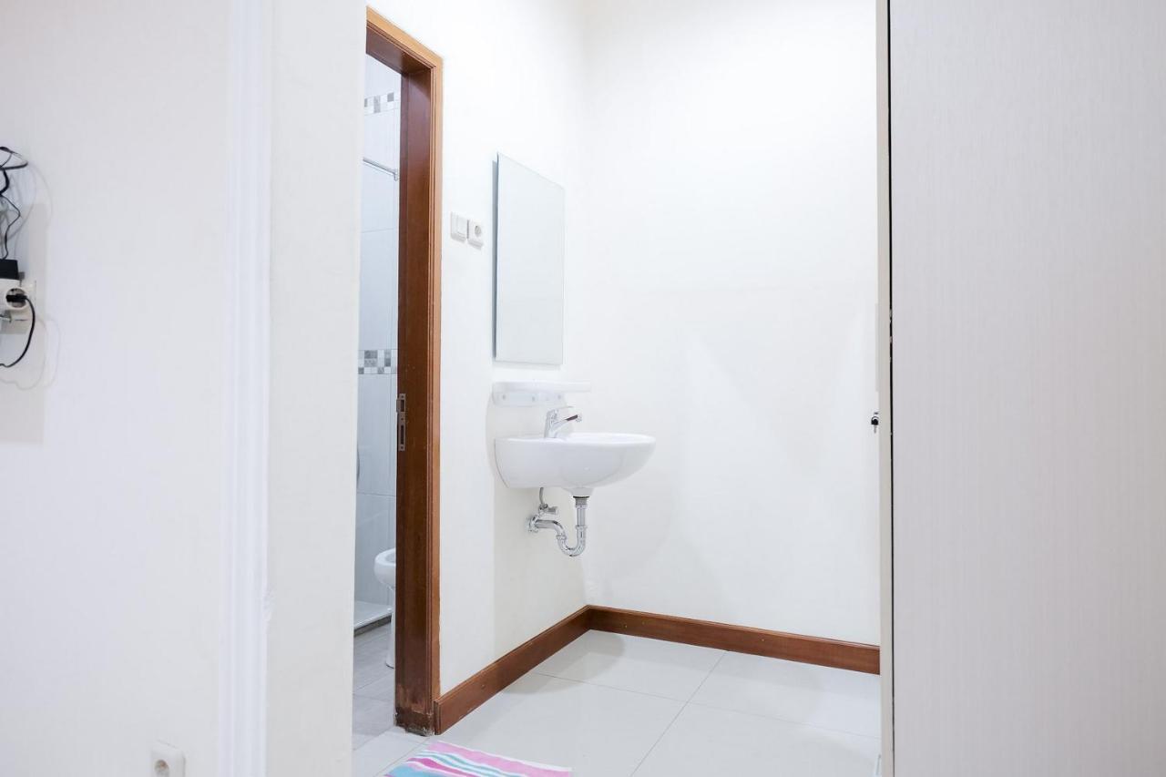 Wisma Delapan Mitra Reddoorz Джакарта Екстер'єр фото