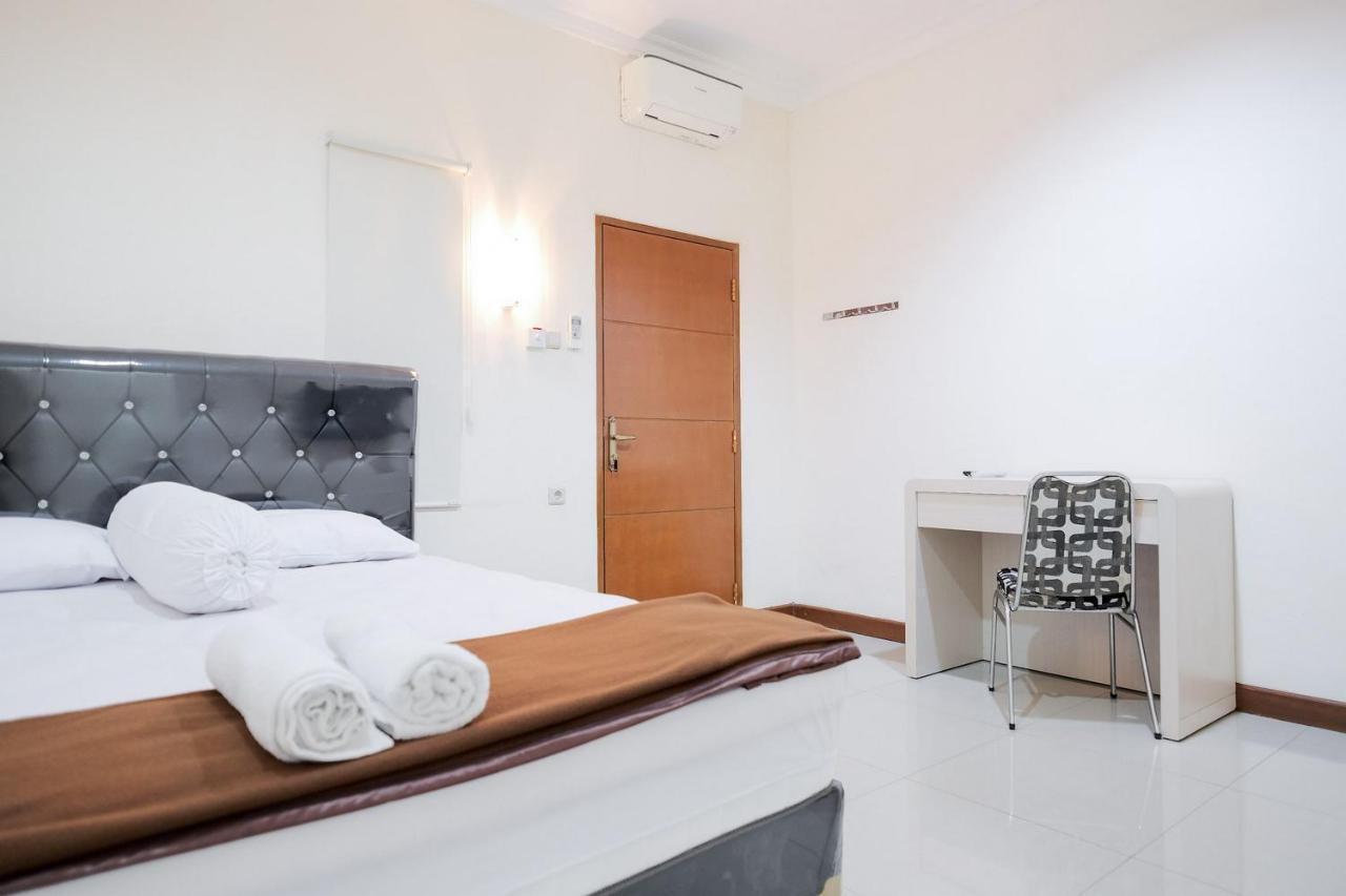Wisma Delapan Mitra Reddoorz Джакарта Екстер'єр фото