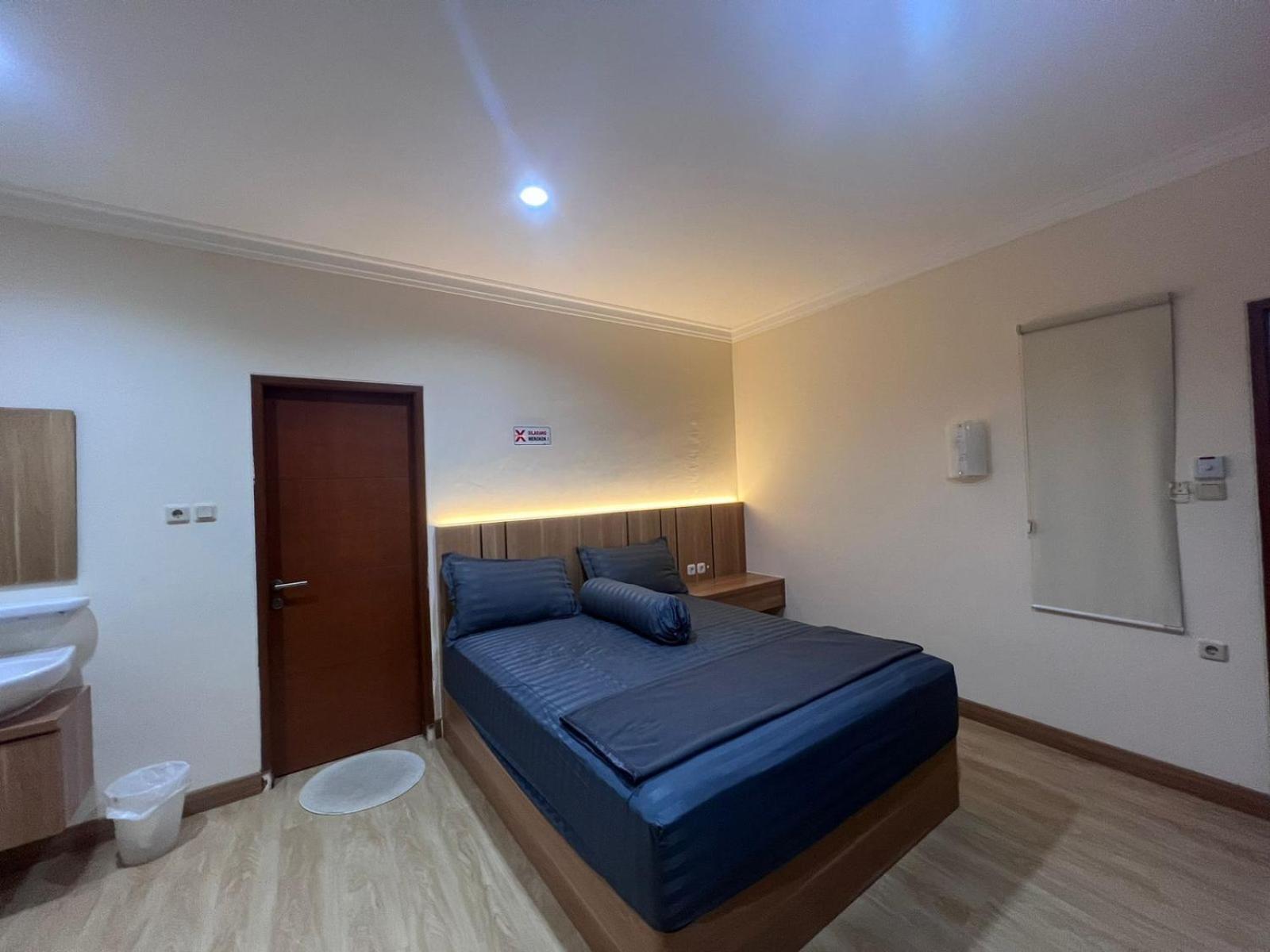 Wisma Delapan Mitra Reddoorz Джакарта Екстер'єр фото