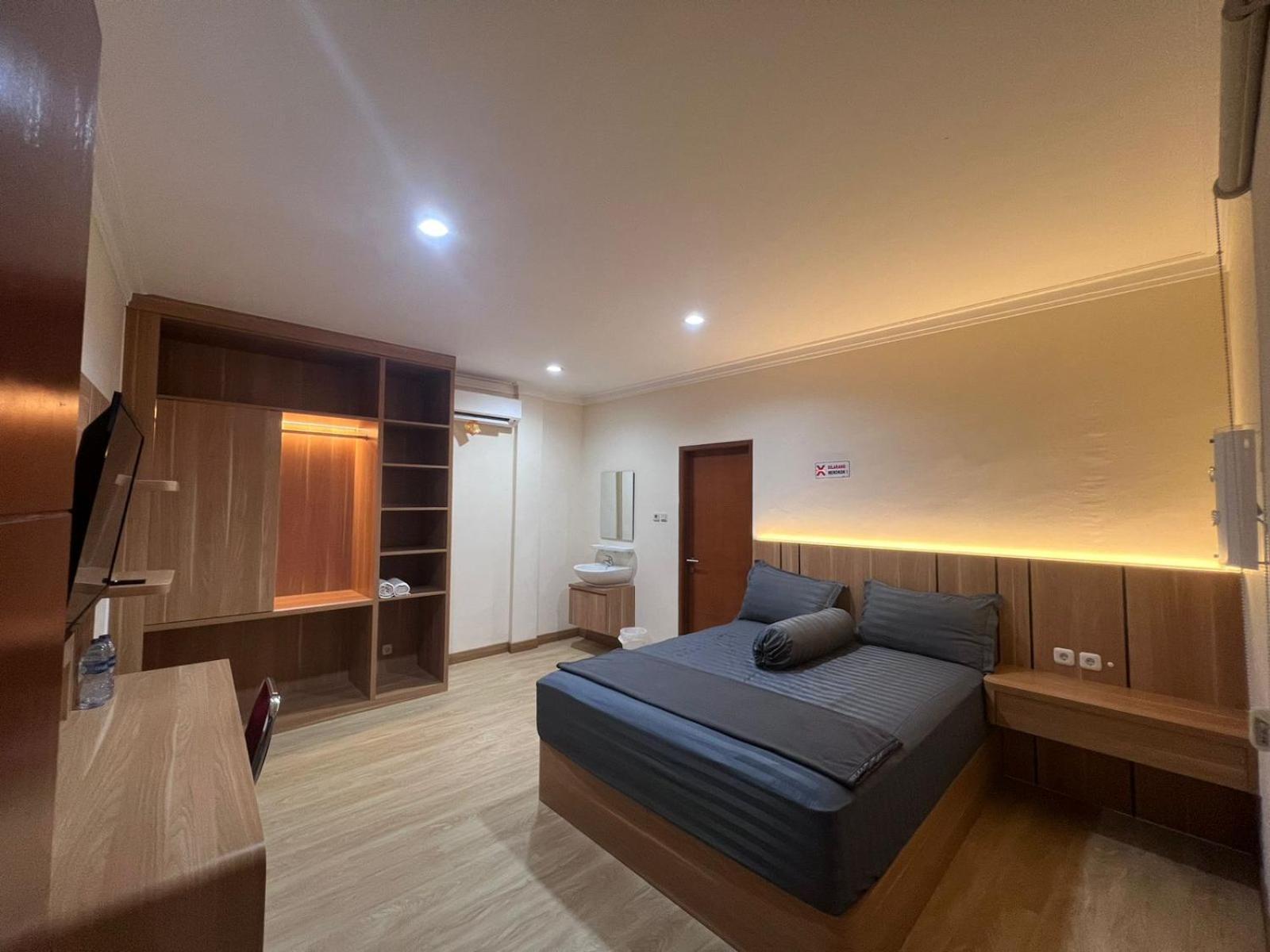 Wisma Delapan Mitra Reddoorz Джакарта Екстер'єр фото